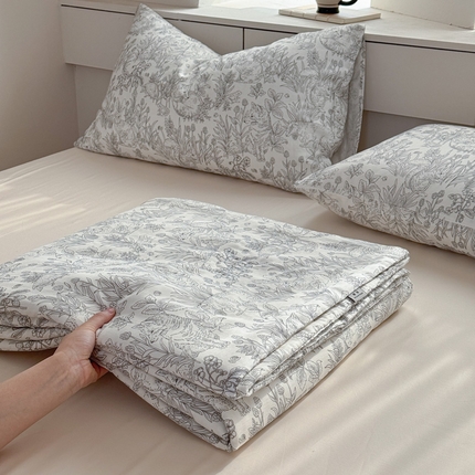 91家纺网 家纺一手货源 找家纺 莱登卡奴 2025新款A类全棉双层纱100%棉花芯夏被 疏影灰