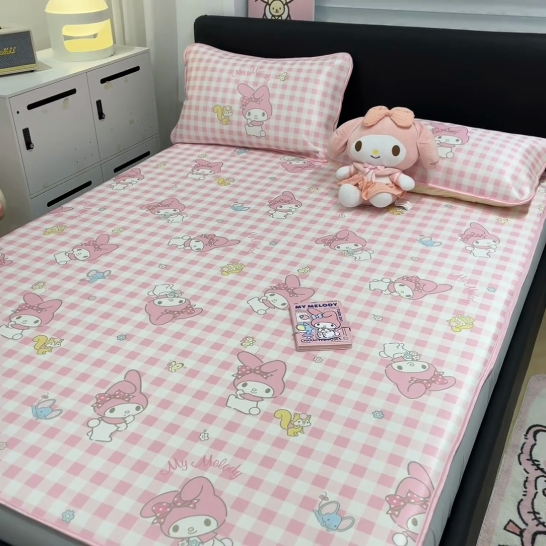 91家纺网 家纺一手货源 找家纺 暮思家居 2025新款三丽鸥正版授权数码印花A类可机洗1200D冰丝凉席三件套床笠款系列 床笠款-粉格美乐蒂