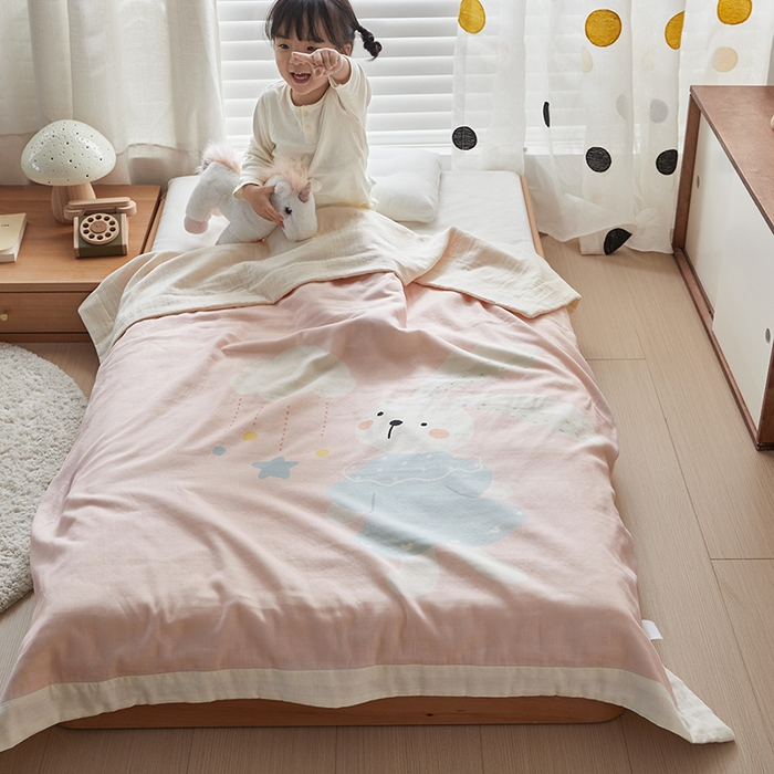 91家纺网 家纺一手货源 找家纺 荷马之梦 2025新款A类原创卡通数码印花全棉双层纱儿童盖毯-轻氧系列 蓝风铃兔