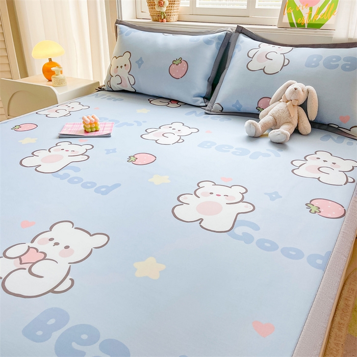 91家纺网 家纺一手货源 找家纺 2025新款A类碳光冰丝印花凉席学生床席空调被夏被四件套配送买家秀 草莓小熊