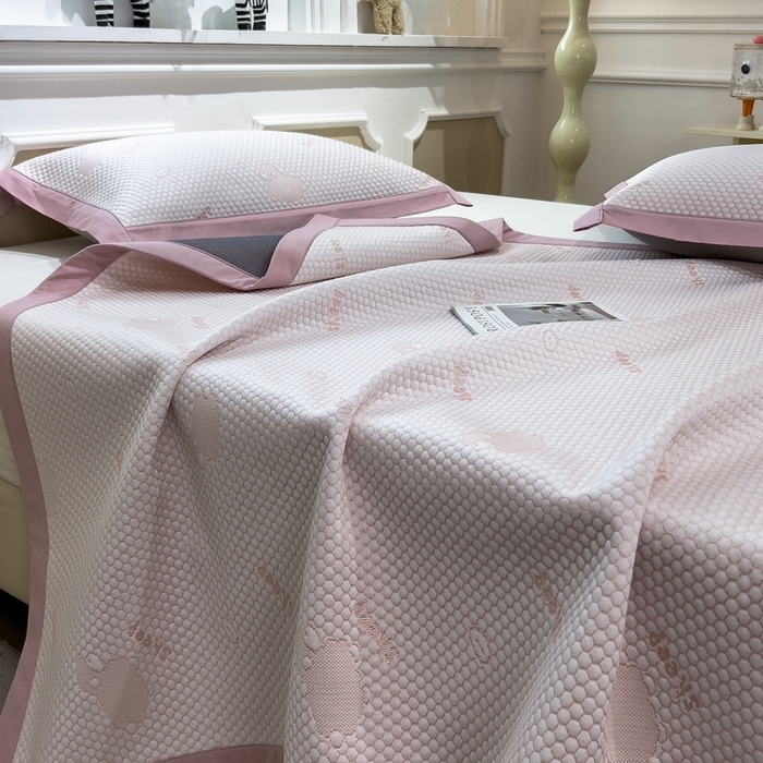 91家纺网 家纺一手货源 找家纺 卡初家居（原微来） 2025新款舒睡冰豆豆抱抱龙系列席子凉席 sheep-sheep-淡雅粉（床席款）