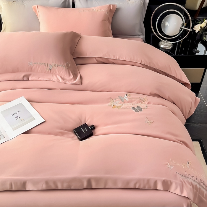 91家纺网 家纺一手货源 找家纺 曲之慕 2025新品四季款高端刺绣四件套简约可水洗轻奢纯色刺绣四件套 梦飞令浪漫粉