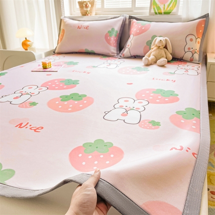 2025新款A类碳光冰丝印花凉席学生床席空调被夏被四件套配送买家秀 草莓兔