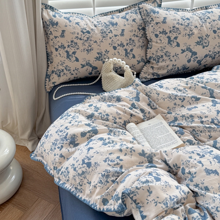 91家纺网 家纺一手货源 找家纺 金丝鸟家纺 2025新款全棉双层纱贝壳边四件套花卉系列 青瓷花弄