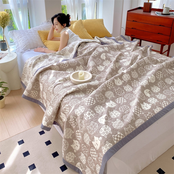 91家纺网 家纺一手货源 找家纺 鸣升家纺 2025新款a类全棉三层纱多功能毛巾被盖毯床单夏被空调被 百变猫咪-咖