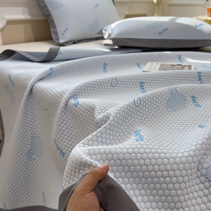 91家纺网 家纺一手货源 找家纺 卡初家居（原微来） 2025新款舒睡冰豆豆抱抱龙系列席子凉席 sheep sheep-蓝（床席款）