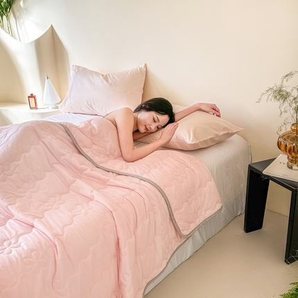 91家纺网 家纺一手货源 找家纺 丹本家纺 2025新款简约无印风纯色凉感丝小包边夏被