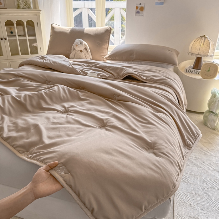 91家纺网 家纺一手货源 找家纺 萌飞 2025新款A类亲肤大豆棉刺绣夏被四件套 银杏叶驼