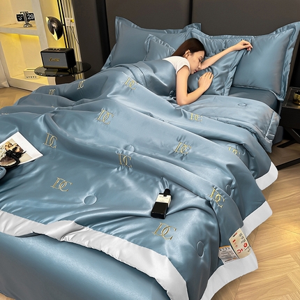 91家纺网 家纺一手货源 找家纺 满羽家纺 2025新款水洗冰丝刺绣夏被四件套 字母 宾利兰