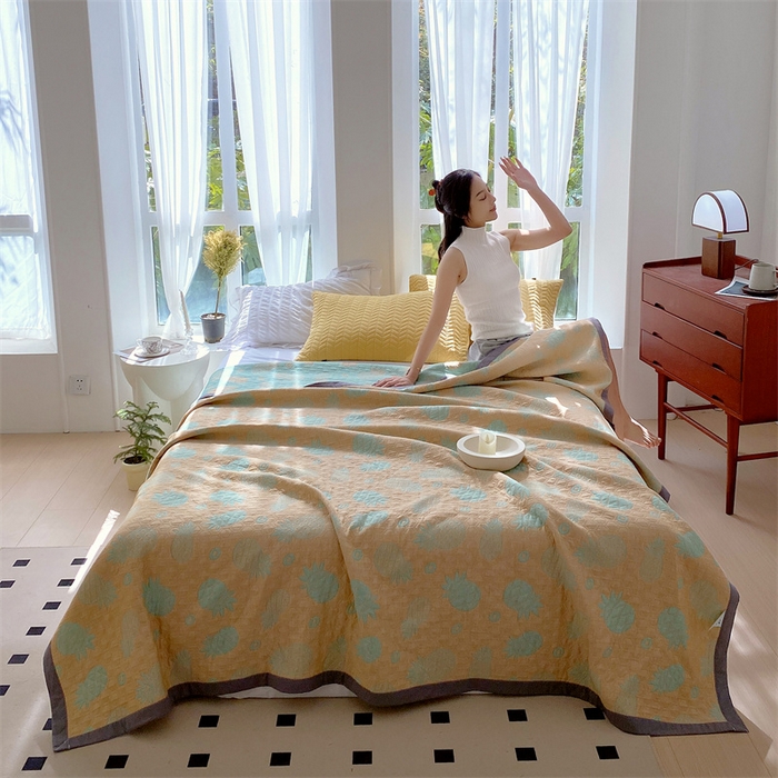 91家纺网 家纺一手货源 找家纺 鸣升家纺 2025新款a类全棉三层纱多功能毛巾被盖毯床单夏被空调被 菠萝气泡-黄