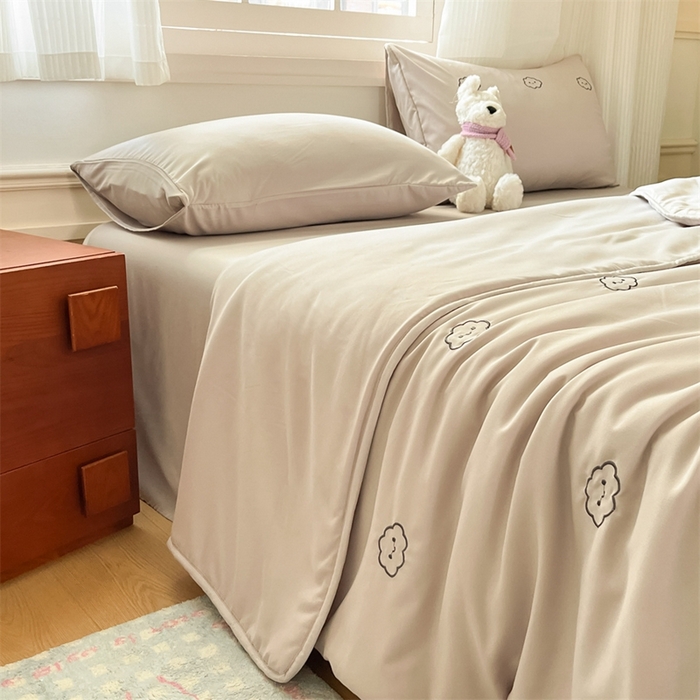 91家纺网 家纺一手货源 找家纺 盛秋家纺 2026新款A类水洗棉刺绣夏被 山灰云朵