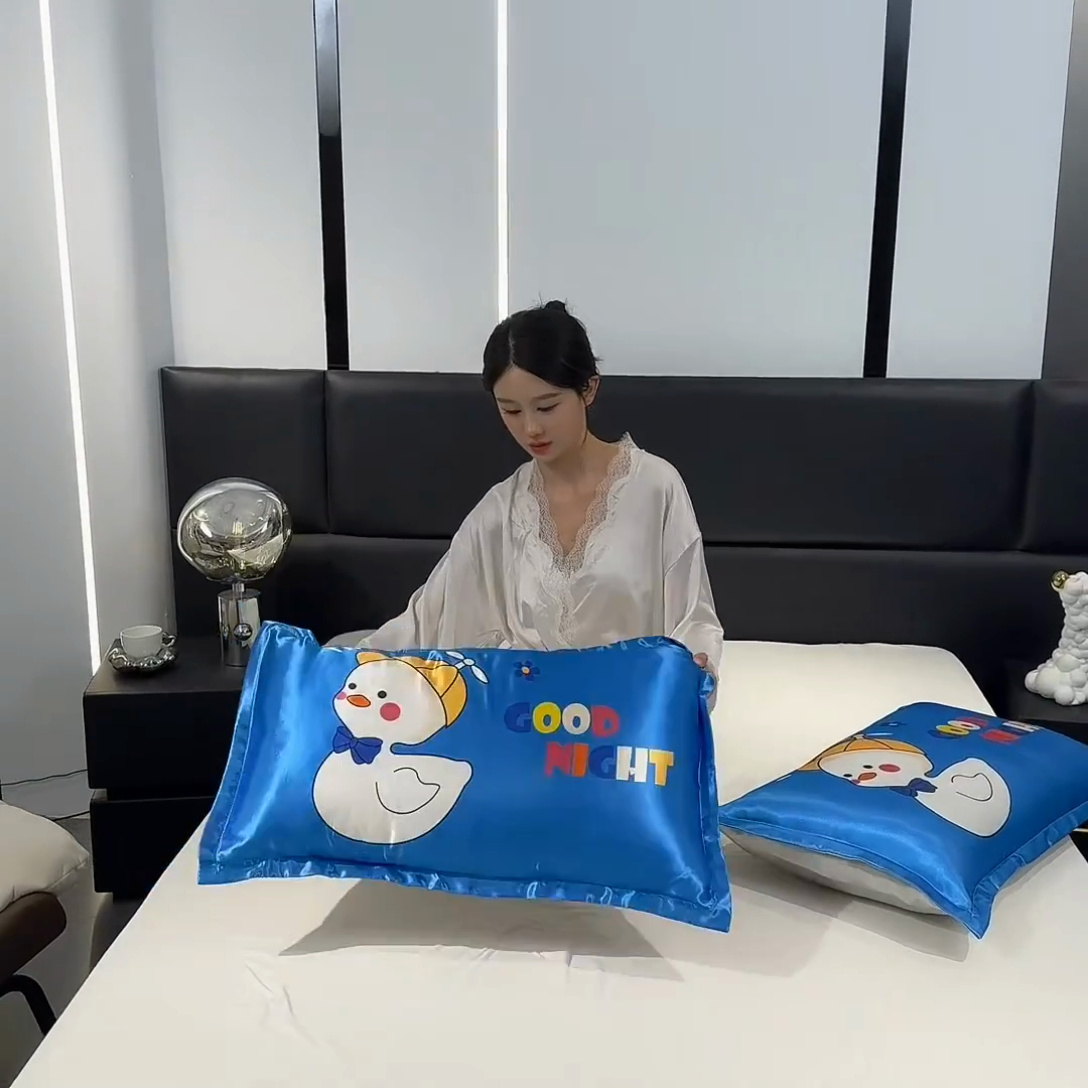 91家纺网 家纺一手货源 找家纺 梦舒羽 2025新款可水洗冰丝卡通枕套宿舍48x74cm单人凉爽枕头套 萌小鸭