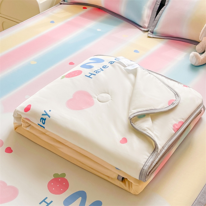 91家纺网 家纺一手货源 找家纺 2025新款A类碳光冰丝印花凉席学生床席空调被夏被四件套配送买家秀 彩虹草莓