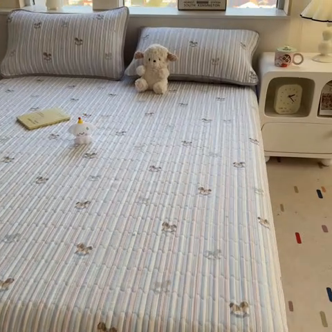 91家纺网 家纺一手货源 找家纺 慕木家纺 2025新款A类高克重四季款针织棉双层纱多功能床盖可铺可盖 开心木马