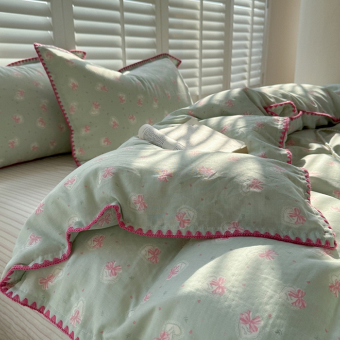 91家纺网 家纺一手货源 找家纺 金丝鸟家纺 2025新款全棉双层纱贝壳边四件套花卉系列 绿色蝴蝶结