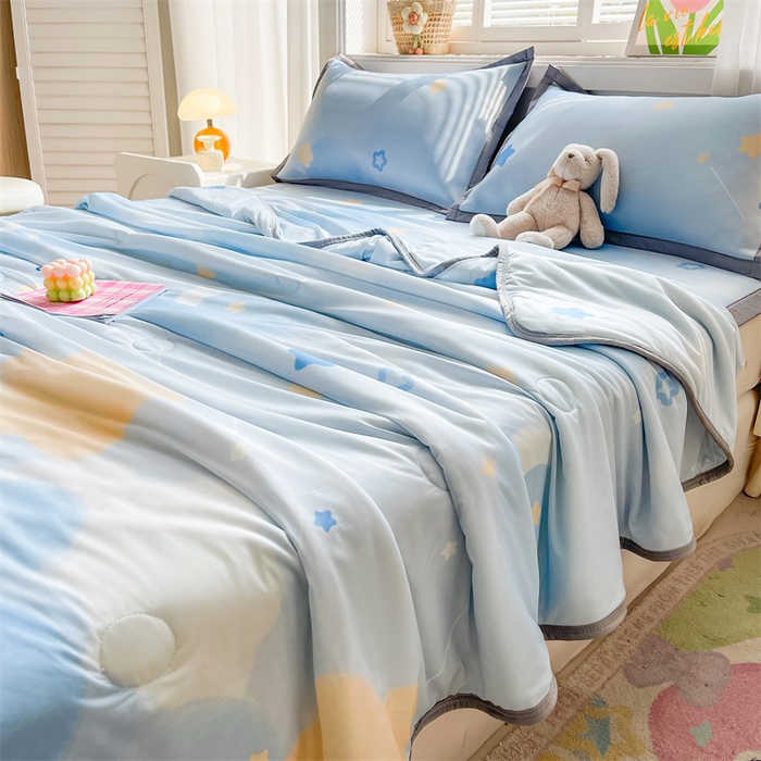 91家纺网 家纺一手货源 找家纺 2025新款A类碳光冰丝印花凉席学生床席空调被夏被四件套配送买家秀 星空