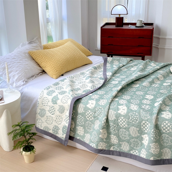 91家纺网 家纺一手货源 找家纺 九沐良品 2025新款A类全棉三层纱多功能毛巾被盖毯床单夏被 百变猫咪-绿