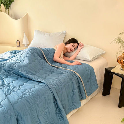 丹本家纺 2025新款简约无印风纯色凉感丝小包边夏被 蓝