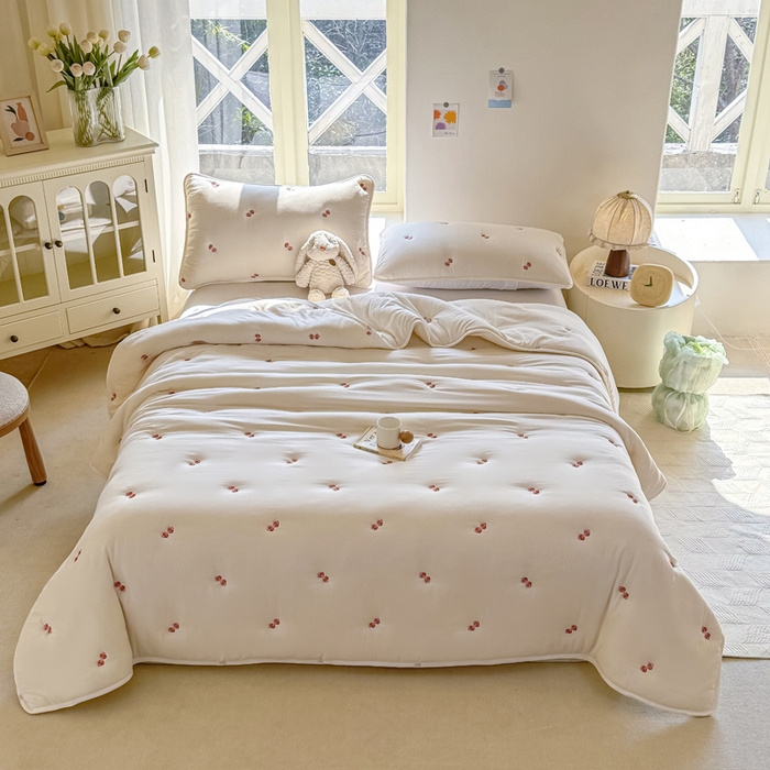 91家纺网 家纺一手货源 找家纺 萌飞 2025新款A类亲肤大豆棉刺绣夏被四件套 蝴蝶结白