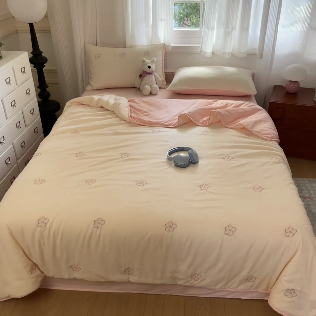 91家纺网 家纺一手货源 找家纺 盛秋家纺 2026新款A类水洗棉刺绣夏被 奶昔白花朵