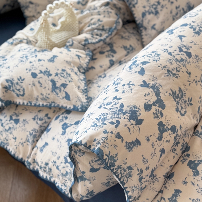 91家纺网 家纺一手货源 找家纺 金丝鸟家纺 2025新款全棉双层纱贝壳边四件套花卉系列 青瓷花弄