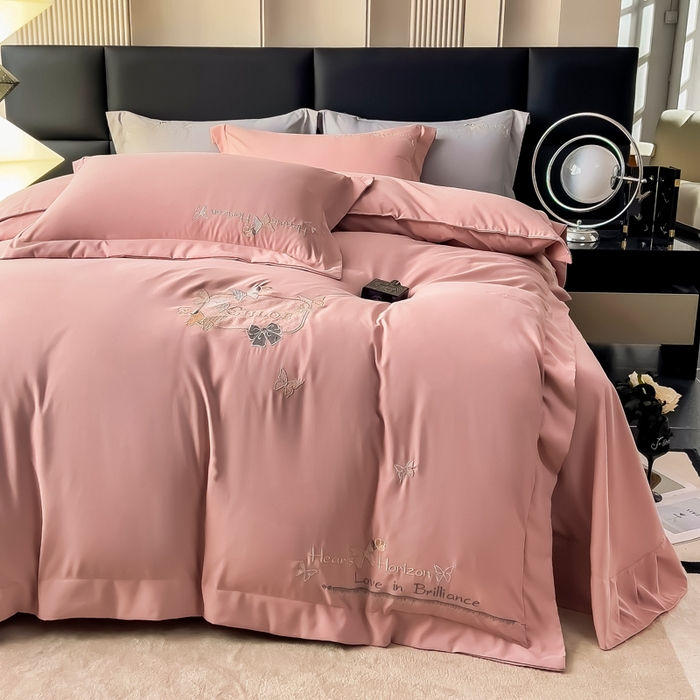 91家纺网 家纺一手货源 找家纺 曲之慕 2025新品四季款高端刺绣四件套简约可水洗轻奢纯色刺绣四件套 梦飞令浪漫粉