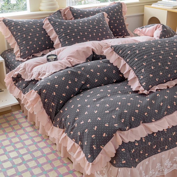 91家纺网 家纺一手货源 找家纺 珍爱家纺 2025新款A类针织棉双层纱夹棉床盖床裙花边单件三件四件套樱桃