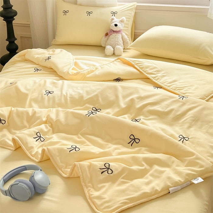 91家纺网 家纺一手货源 找家纺 盛秋家纺 2026新款A类水洗棉刺绣夏被 奶黄蝴蝶结