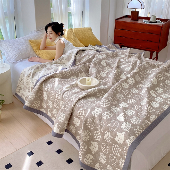 91家纺网 家纺一手货源 找家纺 鸣升家纺 2025新款a类全棉三层纱多功能毛巾被盖毯床单夏被空调被 百变猫咪-咖