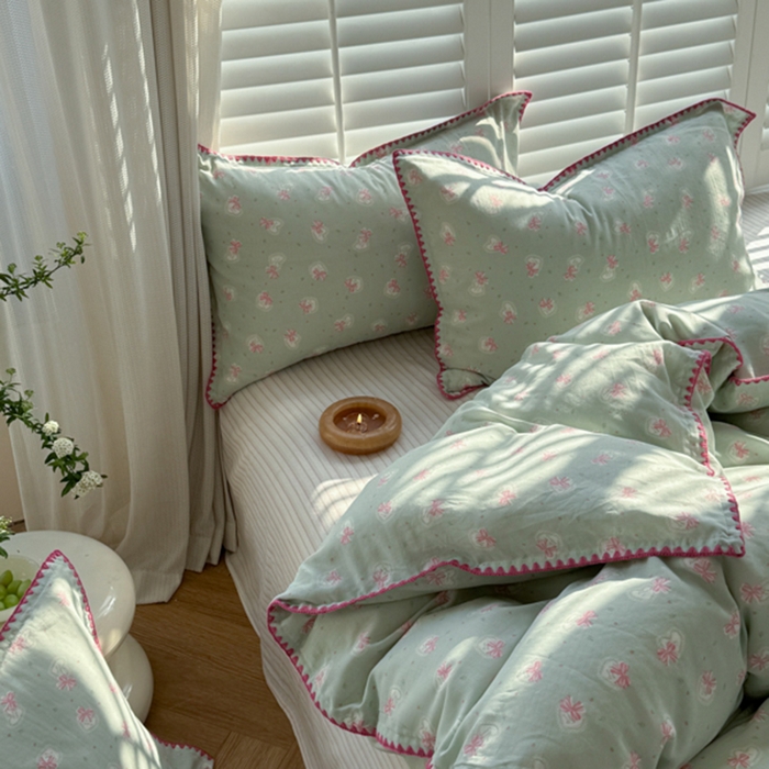 91家纺网 家纺一手货源 找家纺 金丝鸟家纺 2025新款全棉双层纱贝壳边四件套花卉系列 绿色蝴蝶结