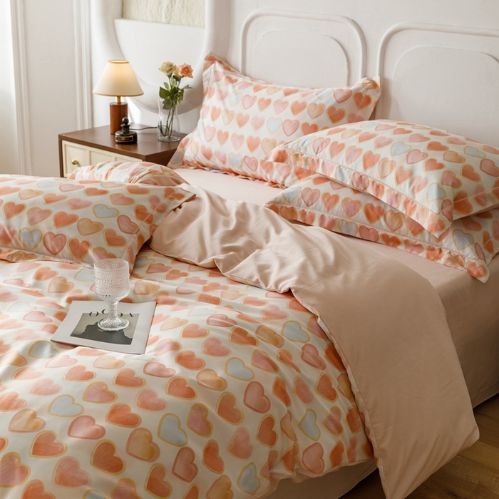 91家纺网 家纺一手货源 找家纺 金奇达2025新款【休闲午后】-轻氧水光莱赛尔四件套（标准号全网控价（折后券后）不低于258） 粉雾爱心