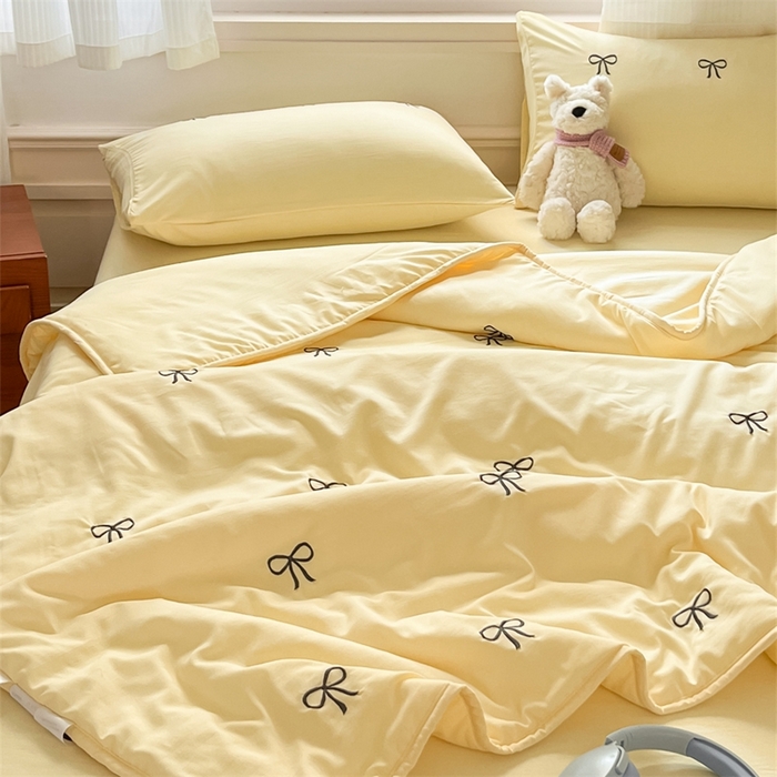 91家纺网 家纺一手货源 找家纺 盛秋家纺 2026新款A类水洗棉刺绣夏被 奶黄蝴蝶结