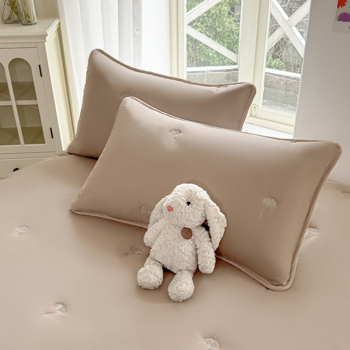 91家纺网 家纺一手货源 找家纺 萌飞 2025新款A类亲肤大豆棉刺绣夹棉床笠床褥学生床垫 银杏叶驼