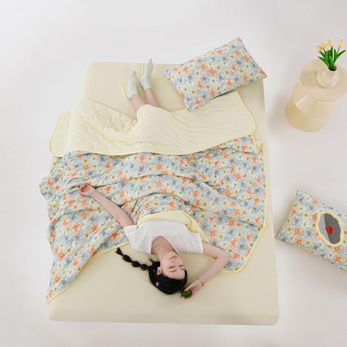 91家纺网 家纺一手货源 找家纺 圣楚 2025新款梦境凉感丝夏凉被 c多彩缤纷