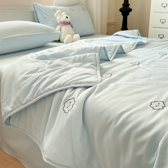 91家纺网 家纺一手货源 找家纺 盛秋家纺 2026新款A类水洗棉刺绣夏被 天空蓝云朵