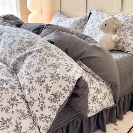 91家纺网 家纺一手货源 找家纺 一比一家纺 2025新款亲肤舒适印花AB版床盖款四件套 萱花灰