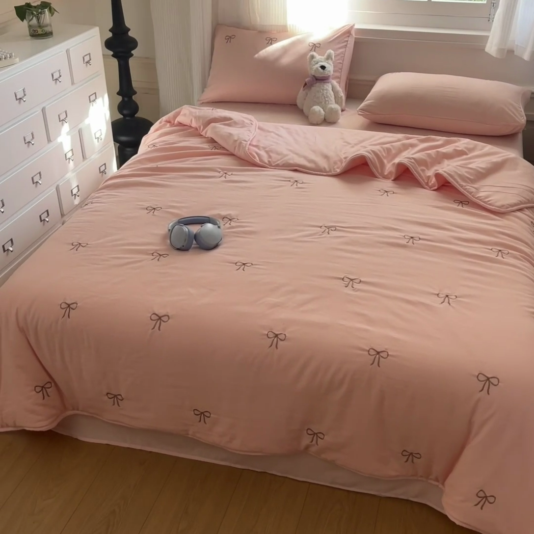 91家纺网 家纺一手货源 找家纺 盛秋家纺 2026新款A类水洗棉刺绣夏被 奶油粉蝴蝶结