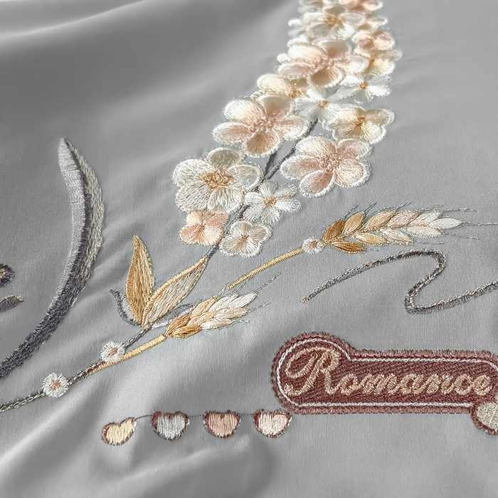 91家纺网 家纺一手货源 找家纺 曲之慕 2025新品四季款高端刺绣四件套简约可水洗轻奢纯色刺绣四件套 大麦都市灰