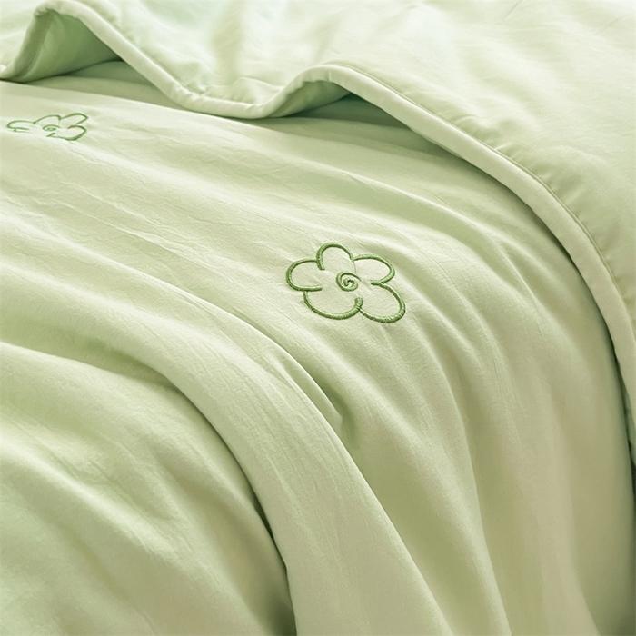 91家纺网 家纺一手货源 找家纺 盛秋家纺 2026新款A类水洗棉刺绣夏被 灰绿花朵