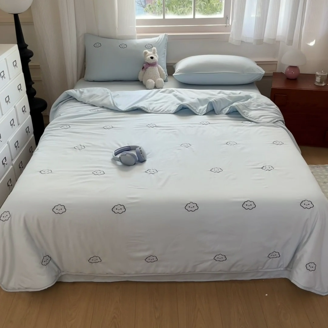 91家纺网 家纺一手货源 找家纺 盛秋家纺 2026新款A类水洗棉刺绣夏被 天空蓝云朵