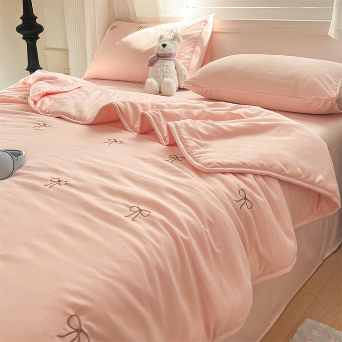 91家纺网 家纺一手货源 找家纺 盛秋家纺 2026新款A类水洗棉刺绣夏被 奶油粉蝴蝶结