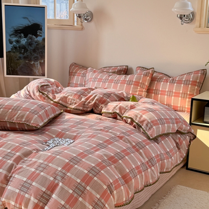 91家纺网 家纺一手货源 找家纺 金丝鸟家纺 2025新款全棉双层纱贝壳边四件套格子系列 怀秋豆沙格