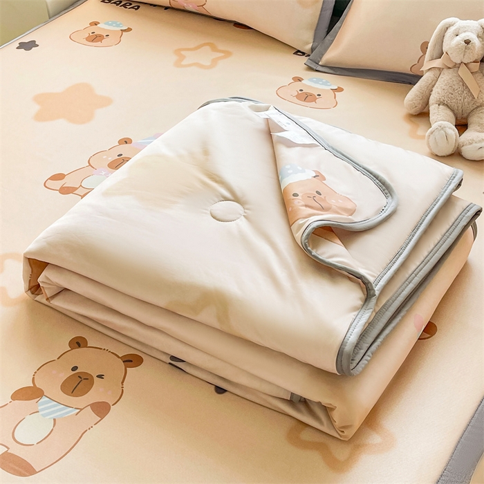 91家纺网 家纺一手货源 找家纺 2025新款A类碳光冰丝印花凉席学生床席空调被夏被四件套配送买家秀 卡皮巴拉