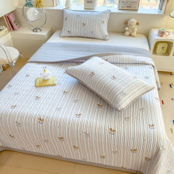 91家纺网 家纺一手货源 找家纺 慕木家纺 2025新款A类高克重四季款针织棉双层纱多功能床盖可铺可盖 开心木马