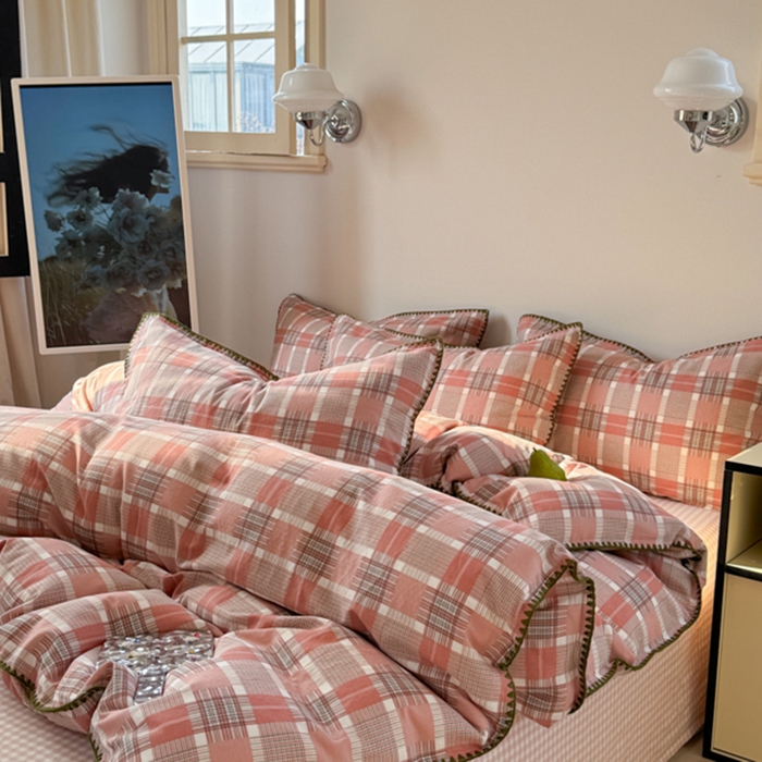 91家纺网 家纺一手货源 找家纺 金丝鸟家纺 2025新款全棉双层纱贝壳边四件套格子系列 怀秋豆沙格