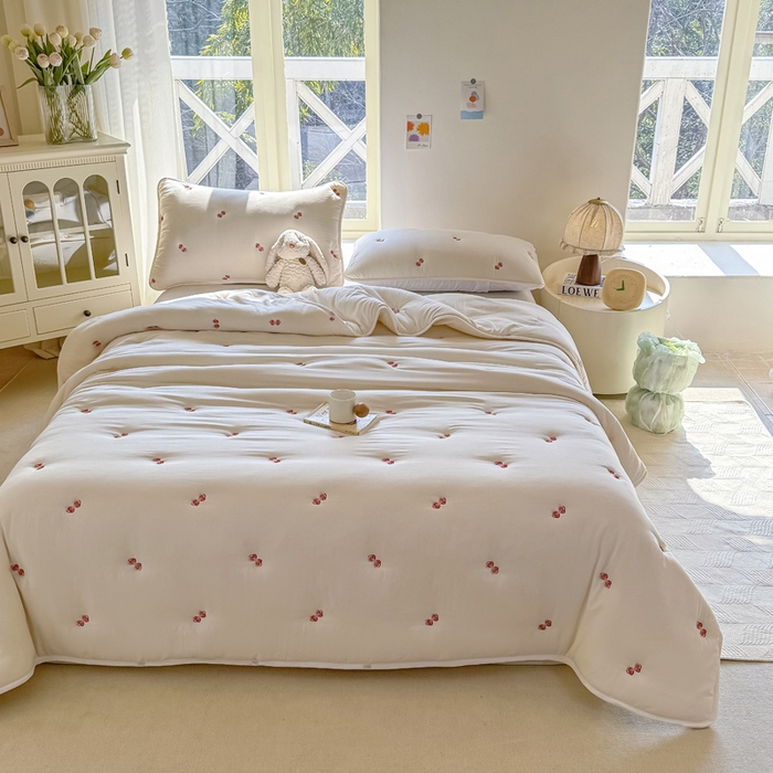 91家纺网 家纺一手货源 找家纺 萌飞 2025新款A类亲肤大豆棉刺绣夏被四件套 蝴蝶结白