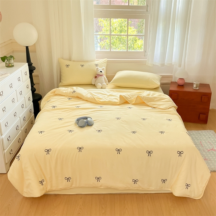 91家纺网 家纺一手货源 找家纺 盛秋家纺 2026新款A类水洗棉刺绣夏被 奶黄蝴蝶结