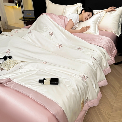 91家纺网 家纺一手货源 找家纺 满羽家纺 2025新款水洗冰丝刺绣夏被四件套 蝴蝶结-奶白粉
