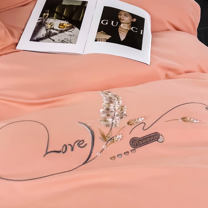 91家纺网 家纺一手货源 找家纺 曲之慕 2025新品四季款高端刺绣四件套简约可水洗轻奢纯色刺绣四件套 大麦仙女粉