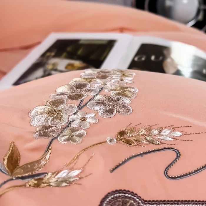 91家纺网 家纺一手货源 找家纺 曲之慕 2025新品四季款高端刺绣四件套简约可水洗轻奢纯色刺绣四件套 大麦仙女粉